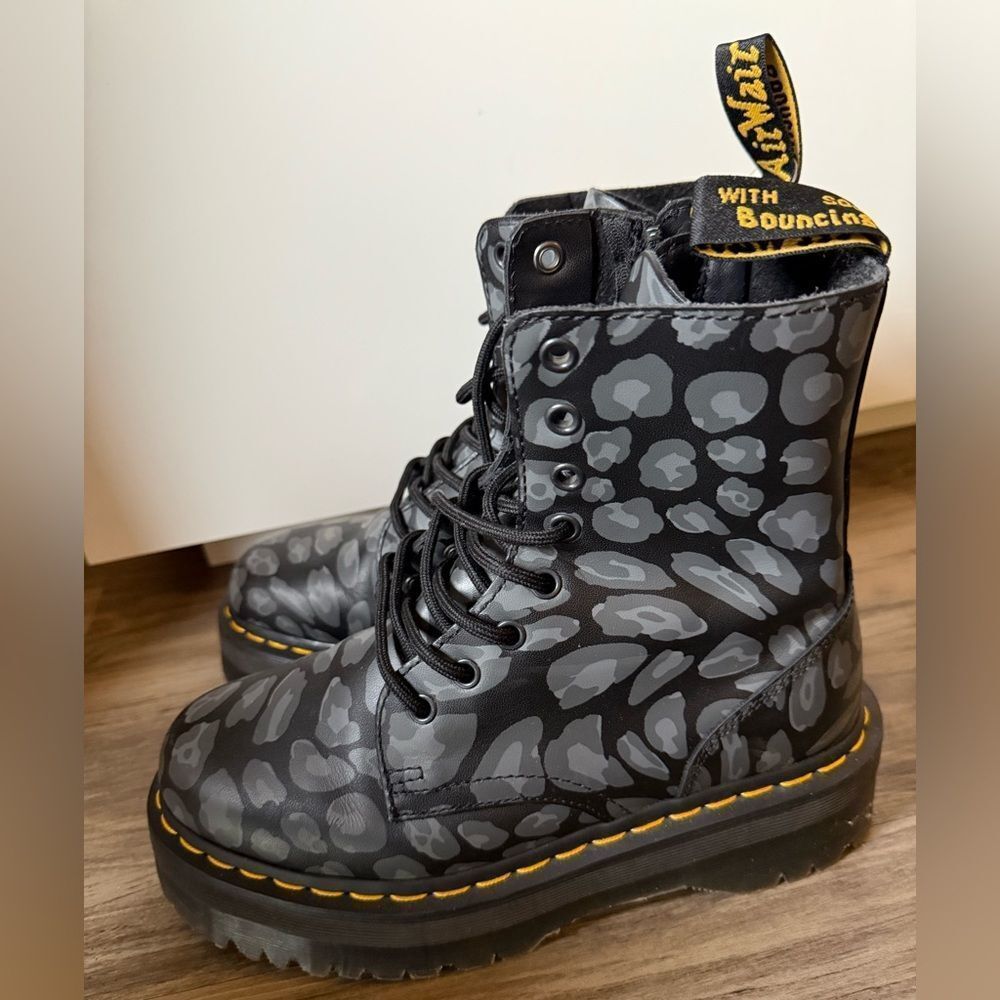 DR MARTENS WOMEN JADON LEOPARD PRINT PLATFORMS‎ BOOTS SIZE W8 / M7, NO BOX, 210$